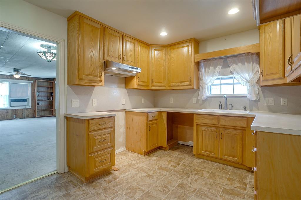 422 North 3rd Street Jacksboro, TX 76458 - Photo 17 of 40