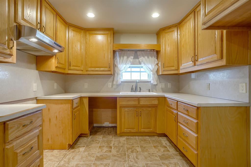 422 North 3rd Street Jacksboro, TX 76458 - Photo 18 of 40