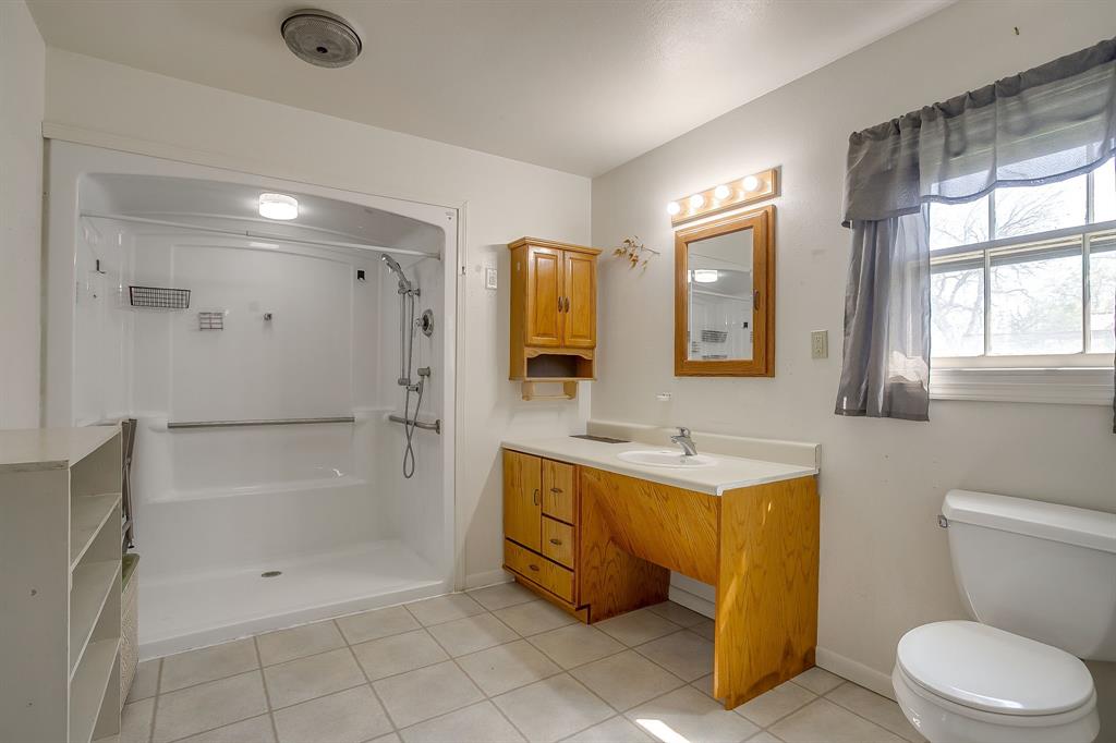 422 North 3rd Street Jacksboro, TX 76458 - Photo 21 of 40