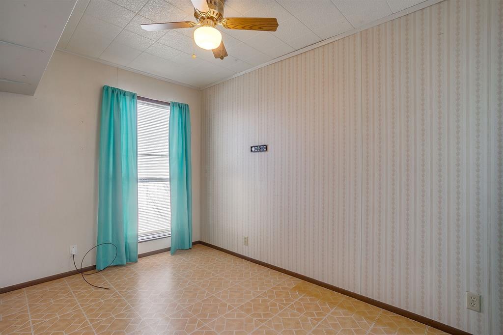 422 North 3rd Street Jacksboro, TX 76458 - Photo 29 of 40