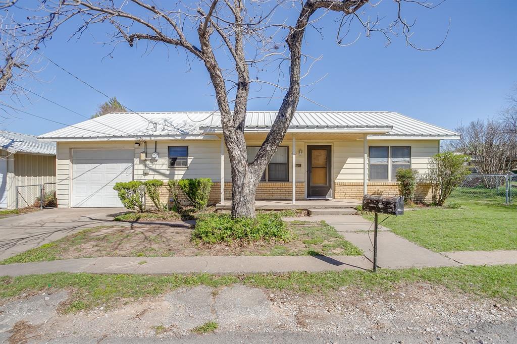 422 North 3rd Street Jacksboro, TX 76458 - Photo 4 of 40