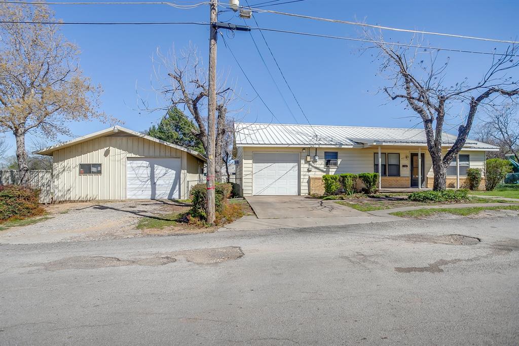 422 North 3rd Street Jacksboro, TX 76458 - Photo 6 of 40