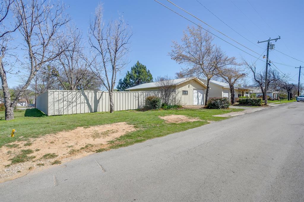 422 North 3rd Street Jacksboro, TX 76458 - Photo 7 of 40