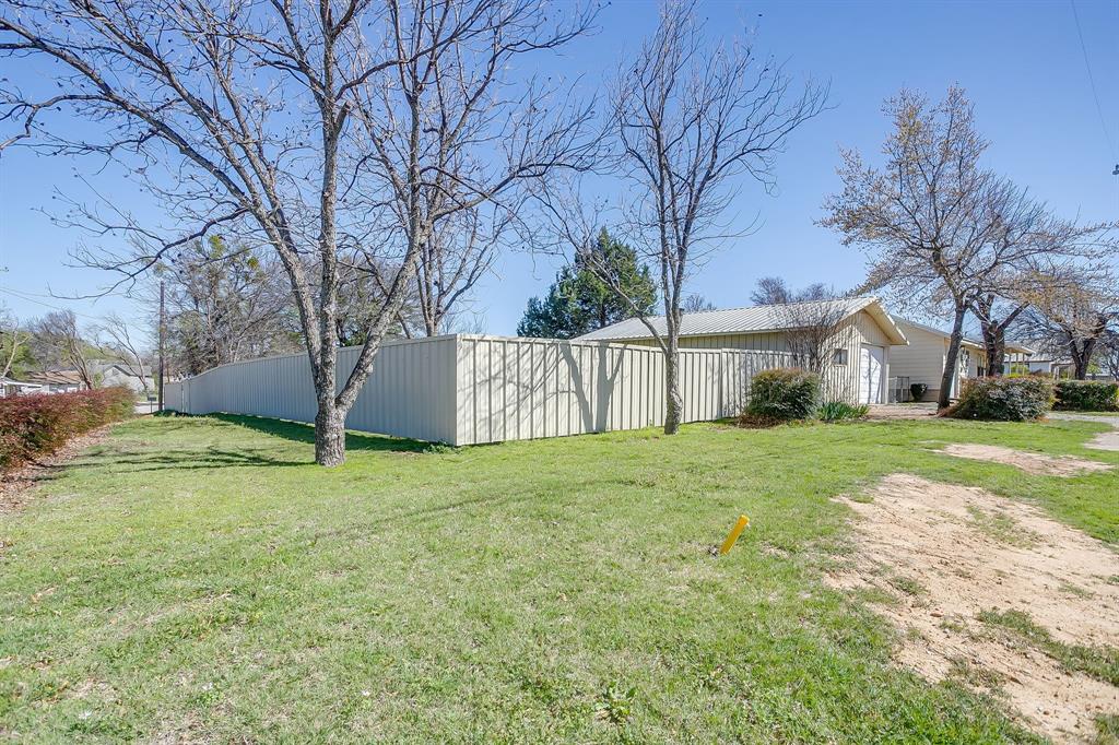 422 North 3rd Street Jacksboro, TX 76458 - Photo 8 of 40