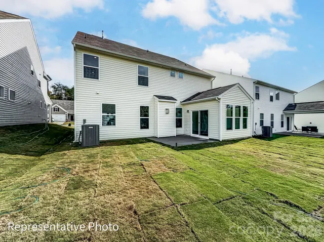 a view of a yard with a house