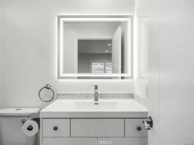 $2,200 | 18841 Collins Street, Tarzana, CA 91356