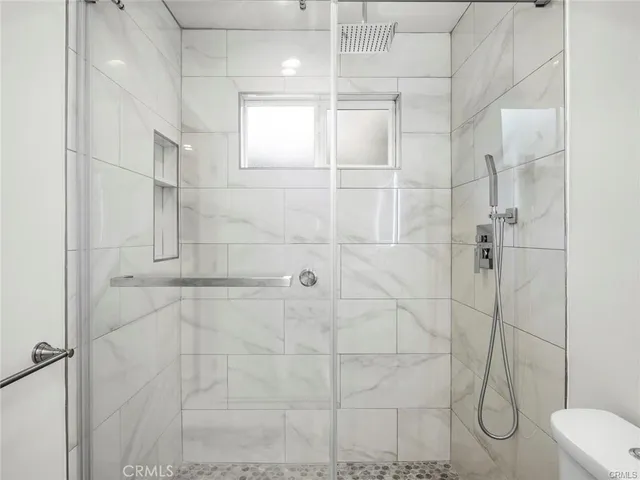 $2,200 | 18841 Collins Street, Tarzana, CA 91356