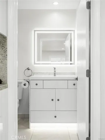 $2,200 | 18841 Collins Street, Tarzana, CA 91356