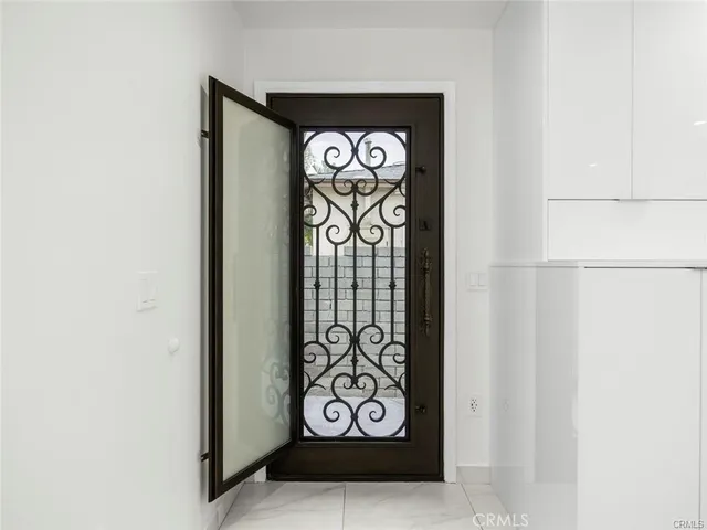 $2,200 | 18841 Collins Street, Tarzana, CA 91356