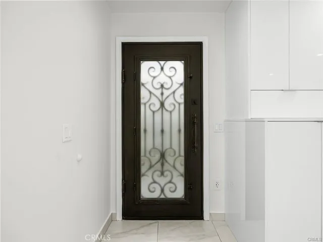 $2,200 | 18841 Collins Street, Tarzana, CA 91356