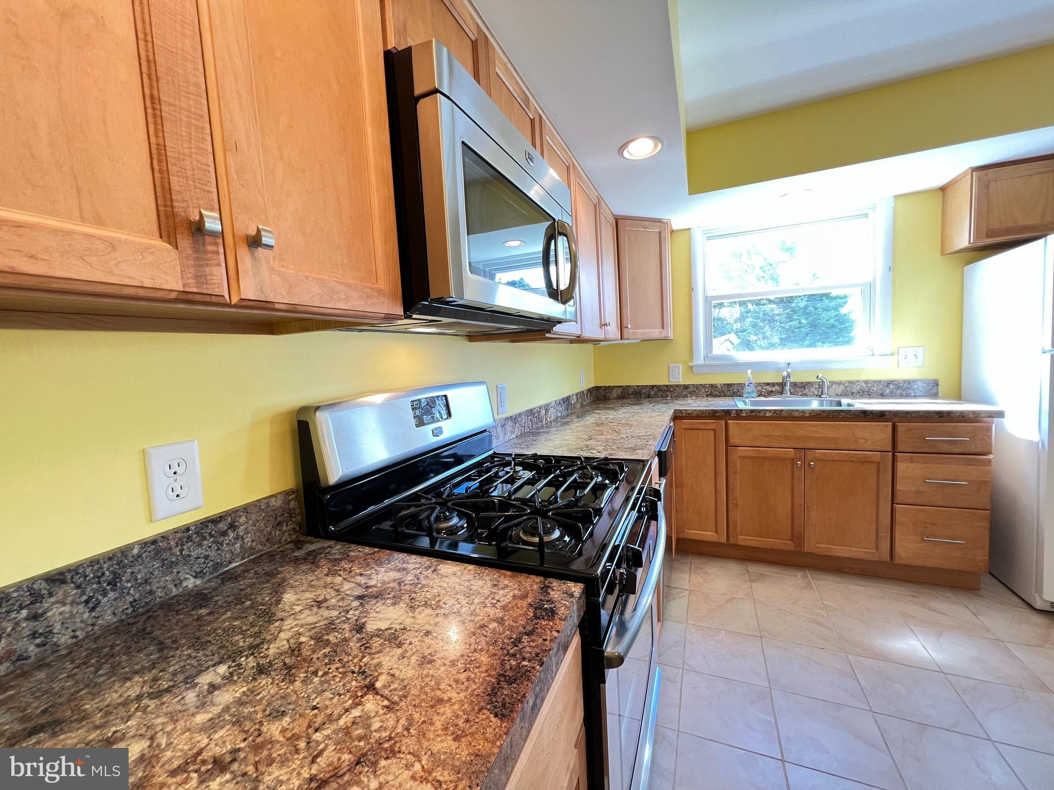 960 Mueller Road Warminster, PA 18974 - Photo 12 of 44 Kitchen-Stainless Steel Appliances