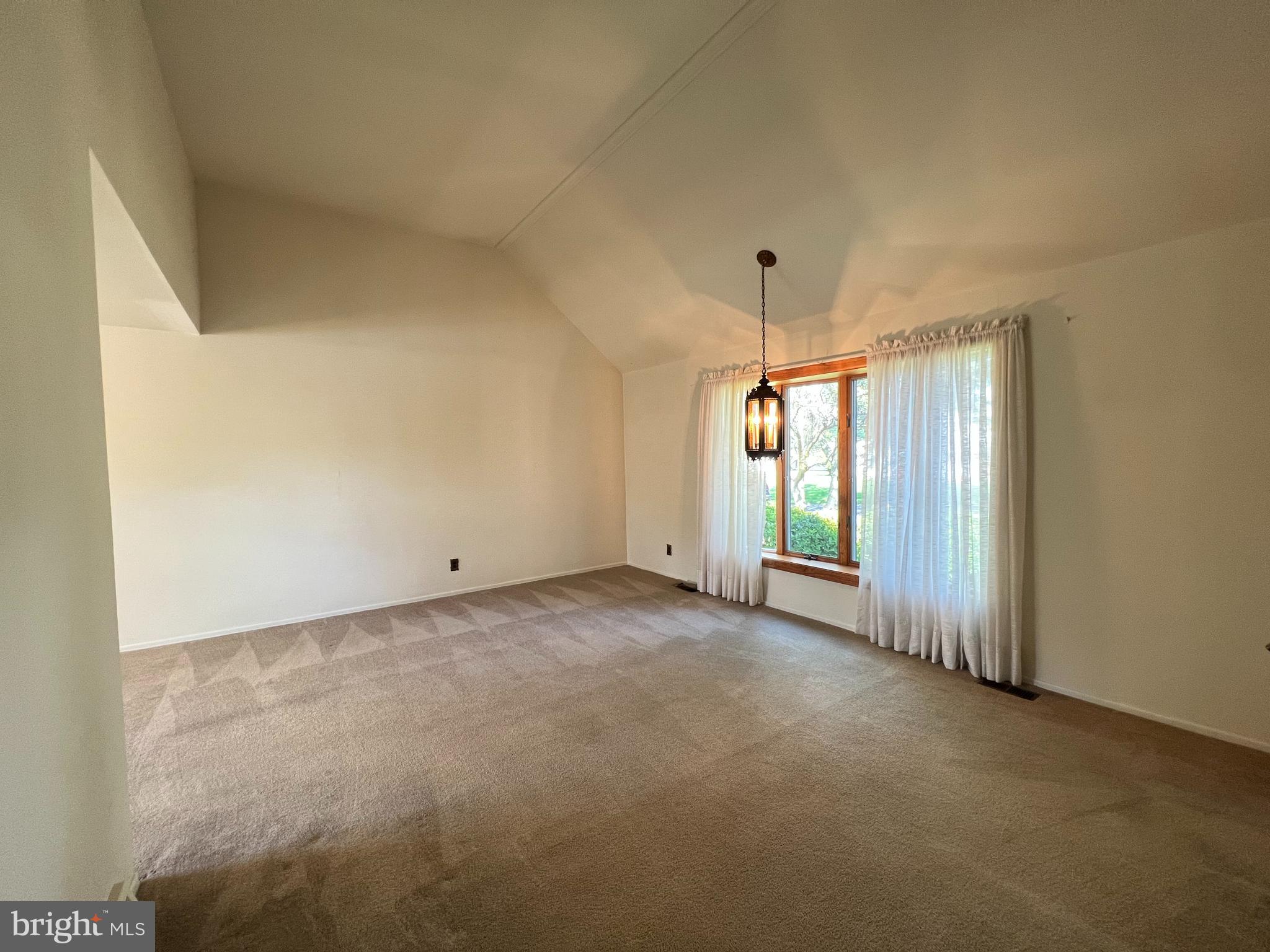 960 Mueller Road Warminster, PA 18974 - Photo 8 of 44 Living Room - Bay Window