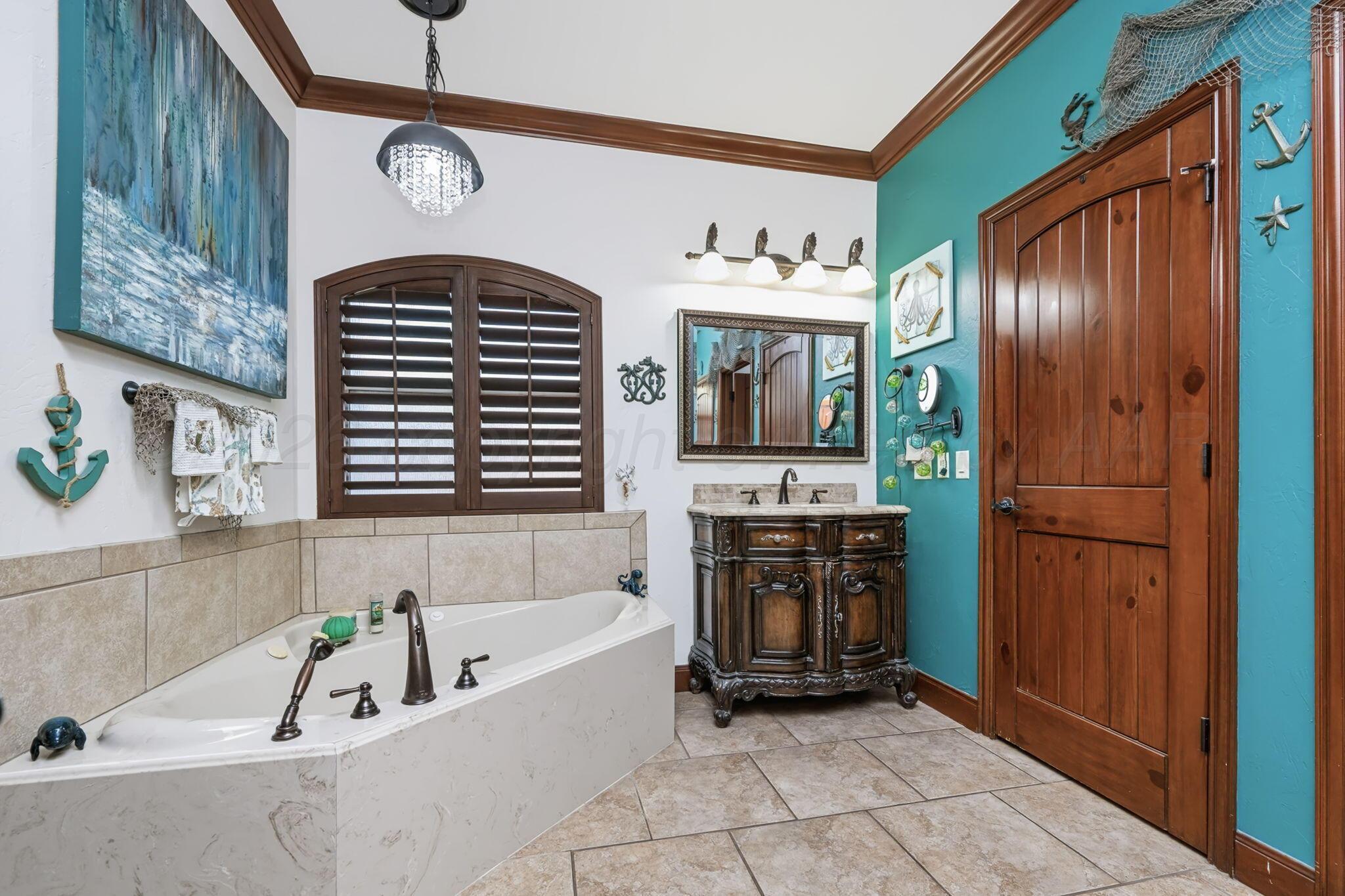 11213 Collin Wade Road Amarillo, TX 79124 - Photo 31 of 48 Primary Ensuite