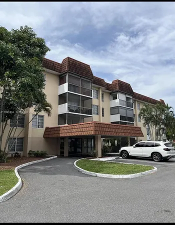 $1,900 | 4152 Inverrary Drive, Unit 303, Lauderhill, FL 33319