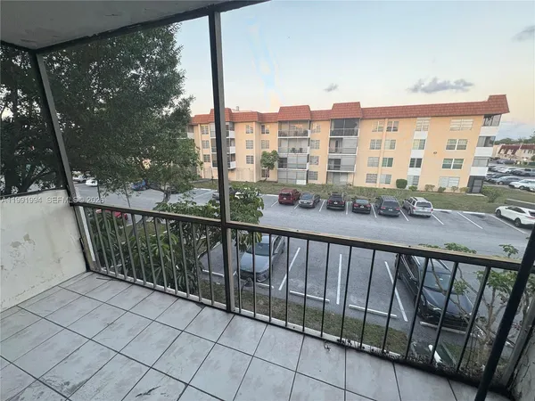 $1,900 | 4152 Inverrary Drive, Unit 303, Lauderhill, FL 33319