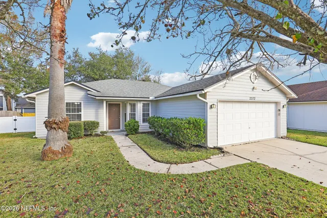 a view of a house with backyard