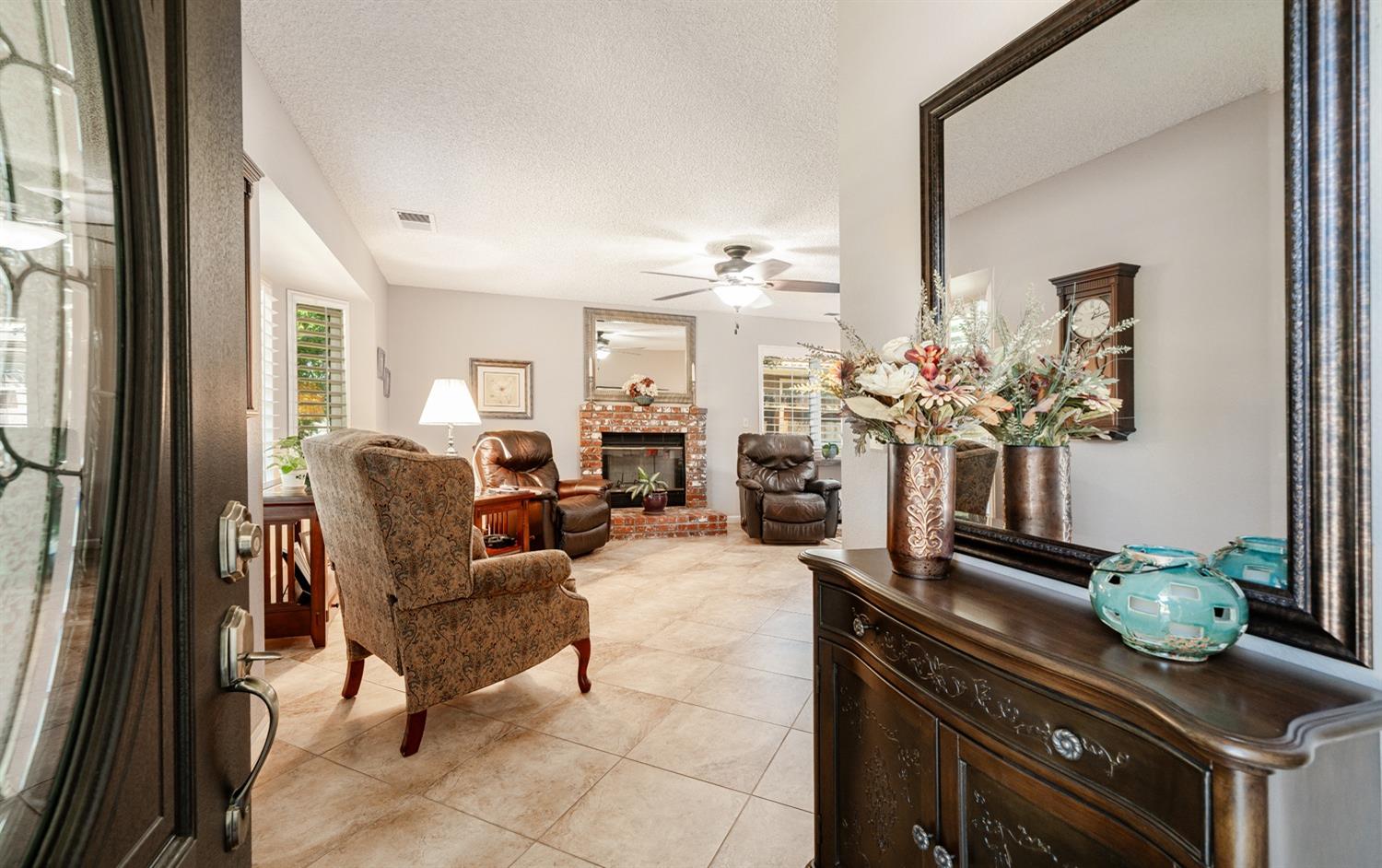 1021 Pistachio Avenue Clovis, CA 93611 - Photo 6 of 27 a lobby with furniture and chandelier