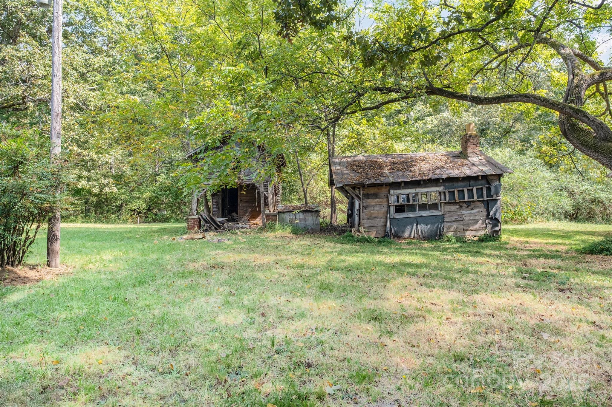 2412 Daves Road Shelby, NC 28150 - Photo 29 of 38 a backyard of a house with wooden floor and a large tree
