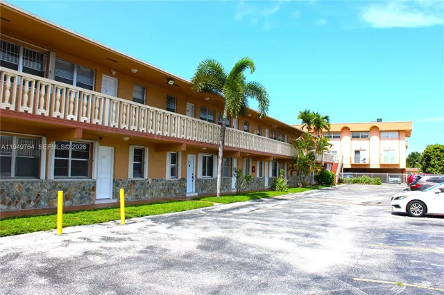 $189,999 | 1154 West 35th Street, Unit 221, Hialeah, FL 33012