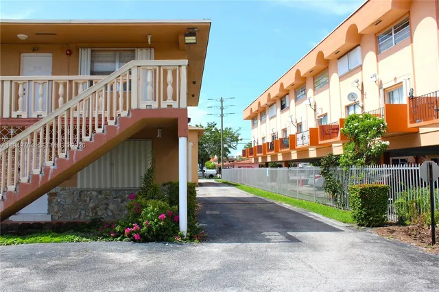 $189,999 | 1154 West 35th Street, Unit 221, Hialeah, FL 33012