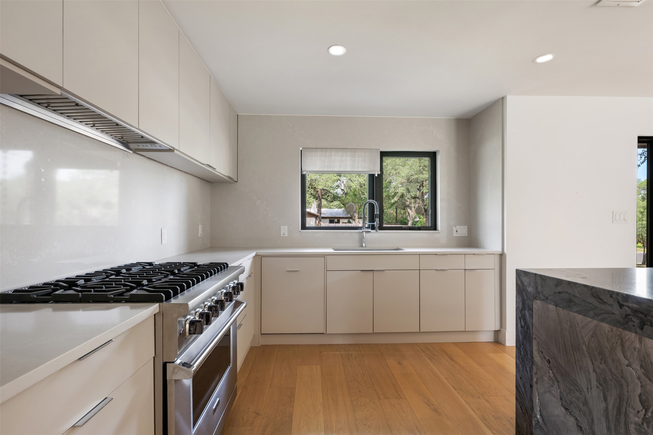 8900 Point W Drive Austin, TX 78759 - Photo 19 of 40 A streamlined kitchen design boasts ample counter space and a modern gas range.