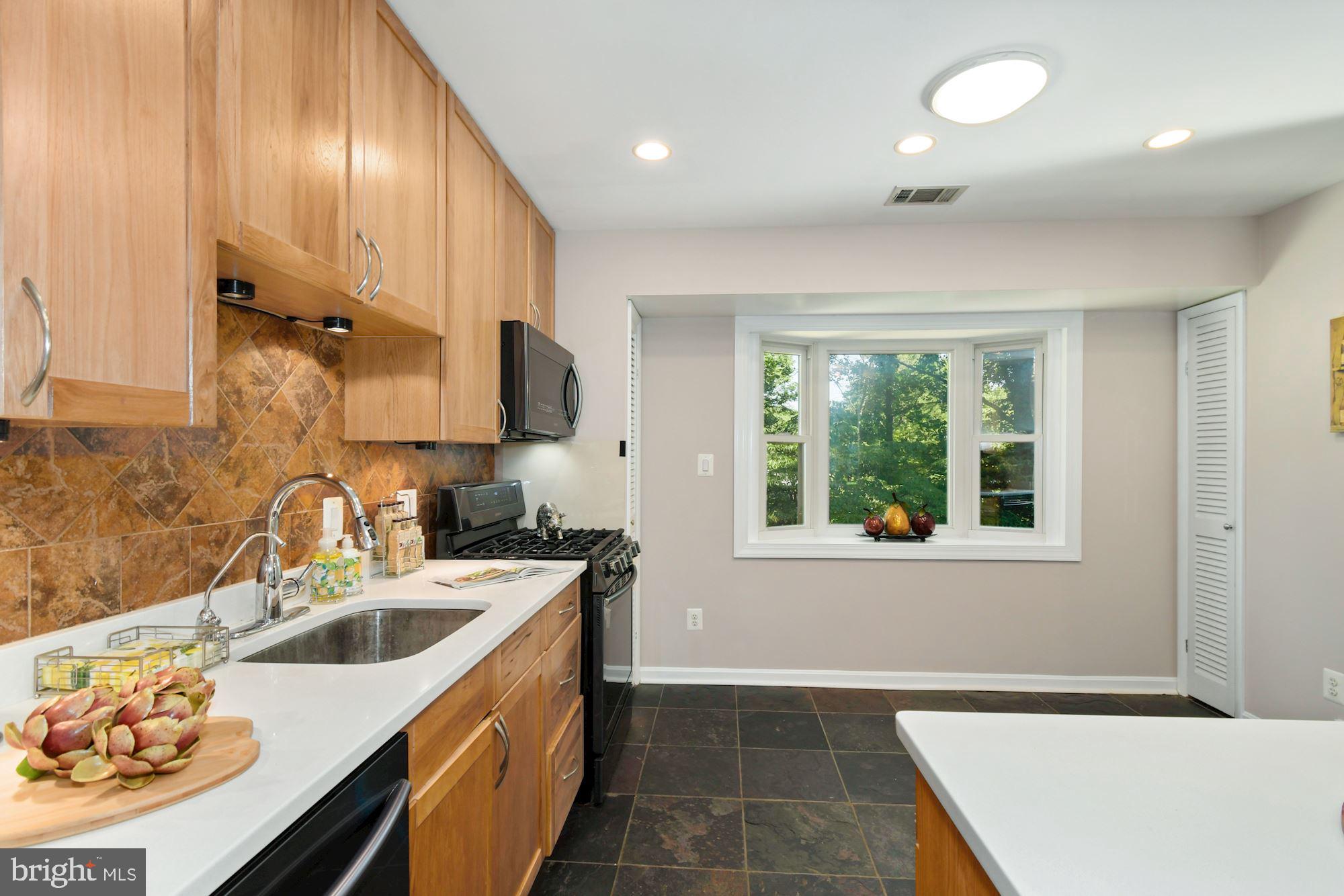 7922 East Rockglen Court Springfield, VA 22152 - Photo 11 of 38 Gourmet Kitchen with Breakfast Nook