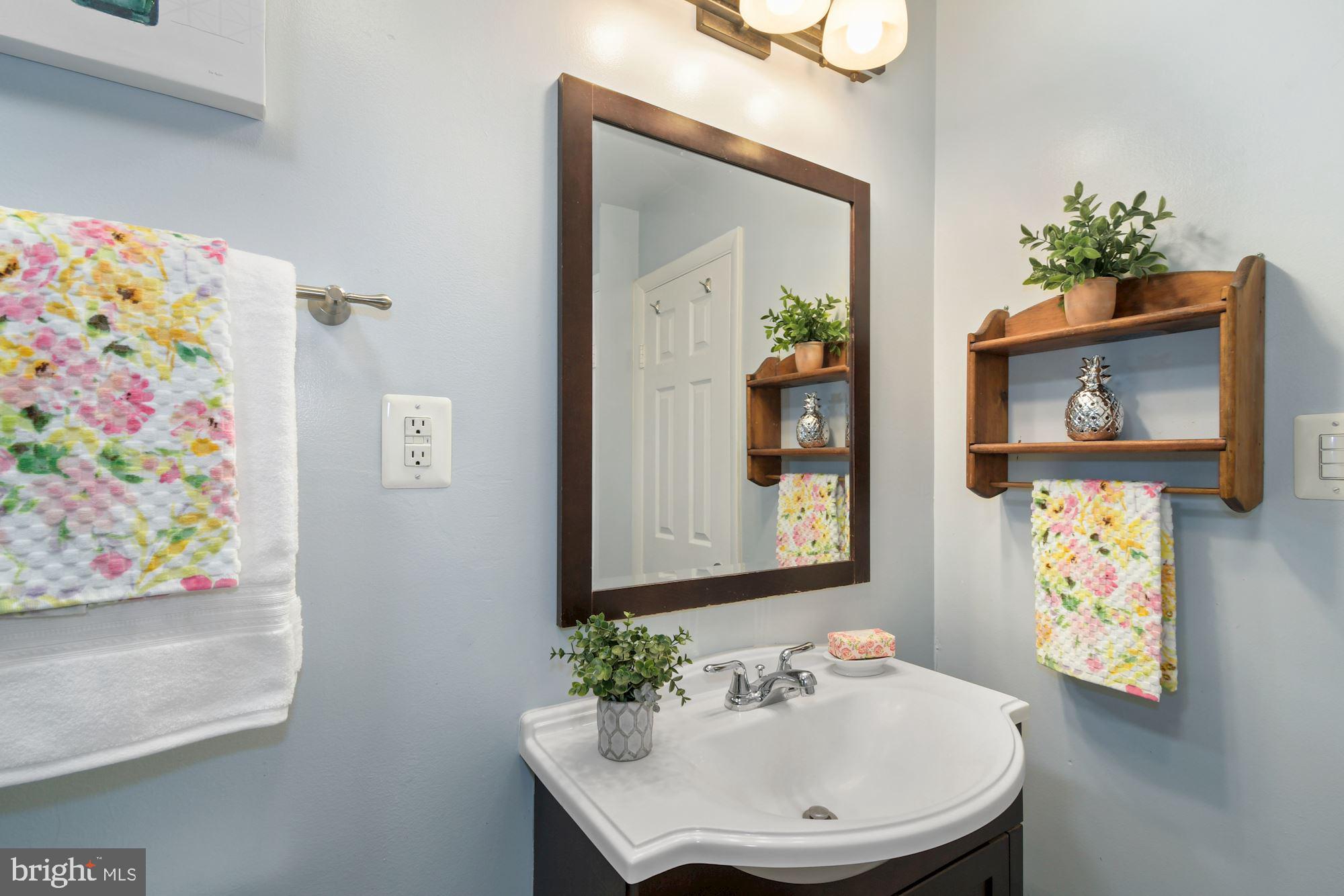 7922 East Rockglen Court Springfield, VA 22152 - Photo 12 of 38 Main Level Hall Bath