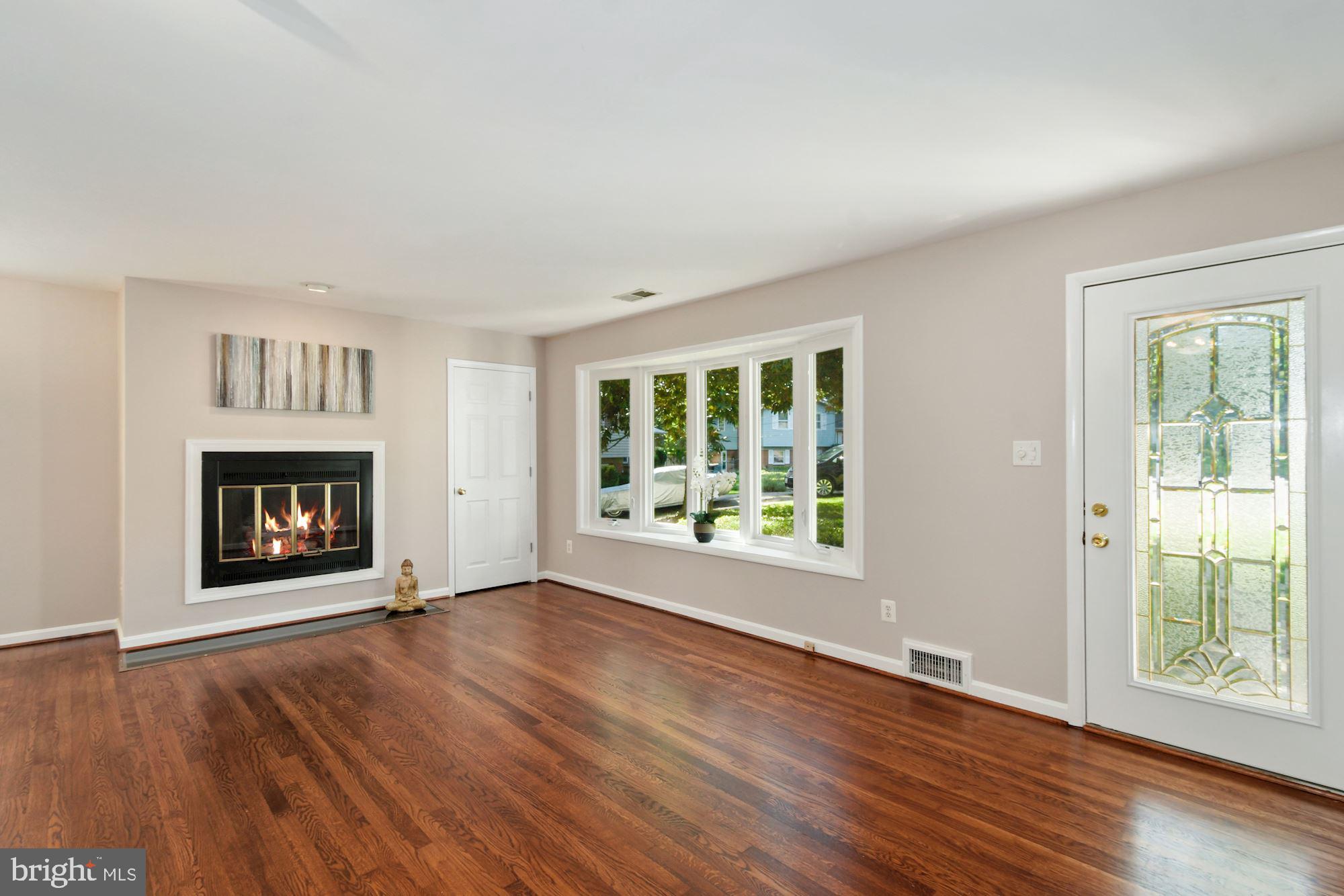 7922 East Rockglen Court Springfield, VA 22152 - Photo 4 of 38 Living Room/Bay Window/Gas