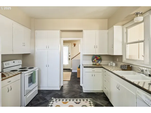 $470,000 | 10845 Southeast Myrtle Street, Milwaukie, OR 97222