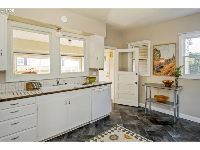 $470,000 | 10845 Southeast Myrtle Street, Milwaukie, OR 97222