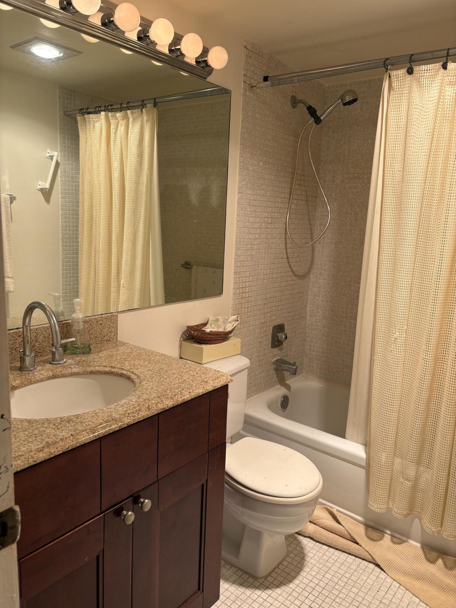 2036 Cornwall East, Unit 2036 Boca Raton, FL 33434 - Photo 6 of 13 Master Full Bath Tub/Shower