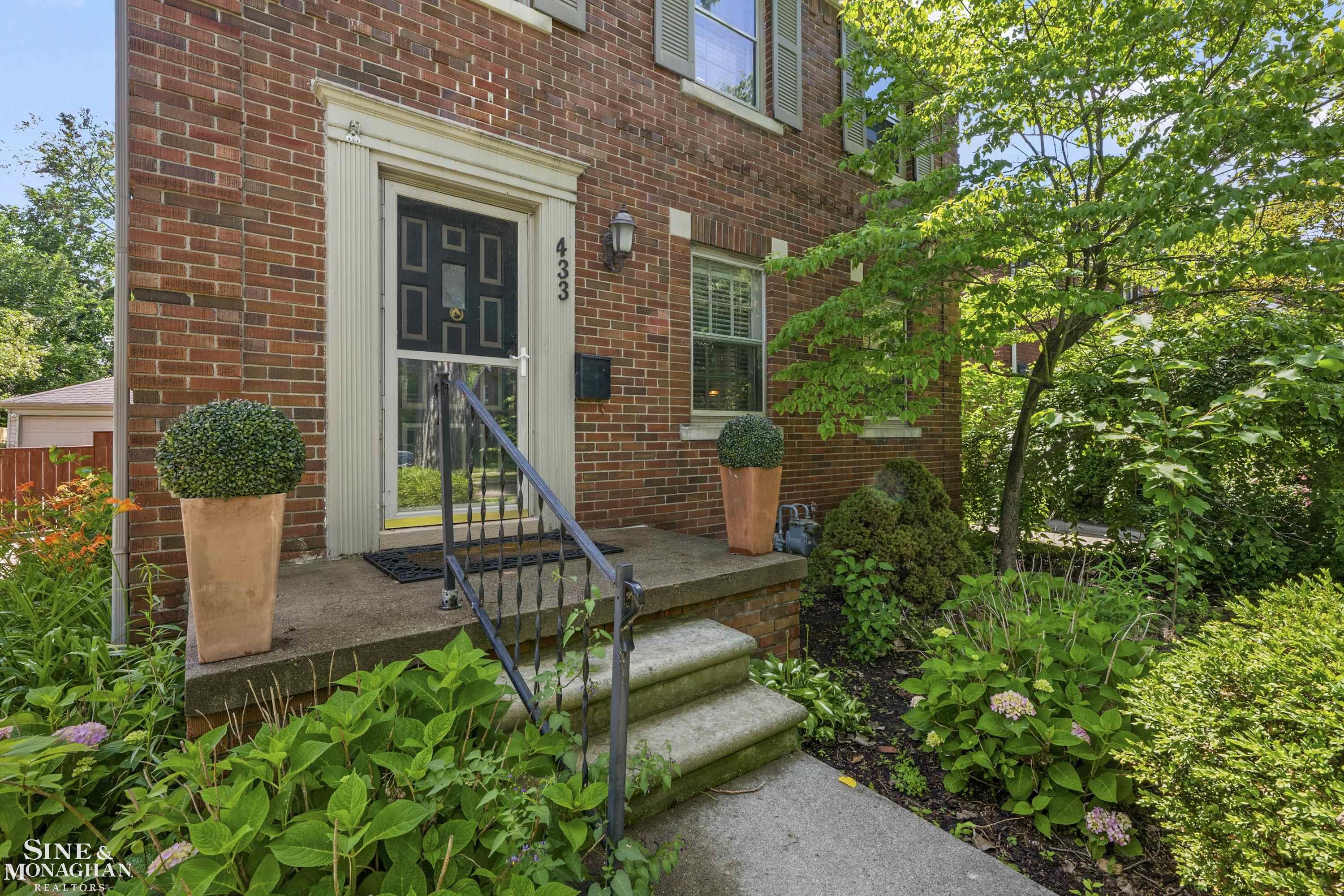 433 Maison Road Grosse Pointe, MI 48236 - Photo 2 of 38 50213206-e5f075b9-18da-4048-a22b-4bcd6ee0638d.JPG