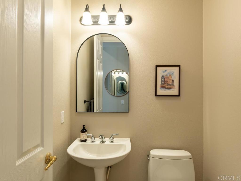 2737 Dos Lomas Fallbrook, CA 92028 - Photo 37 of 75 Guest bathroom
