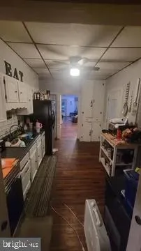 a view of a back yard