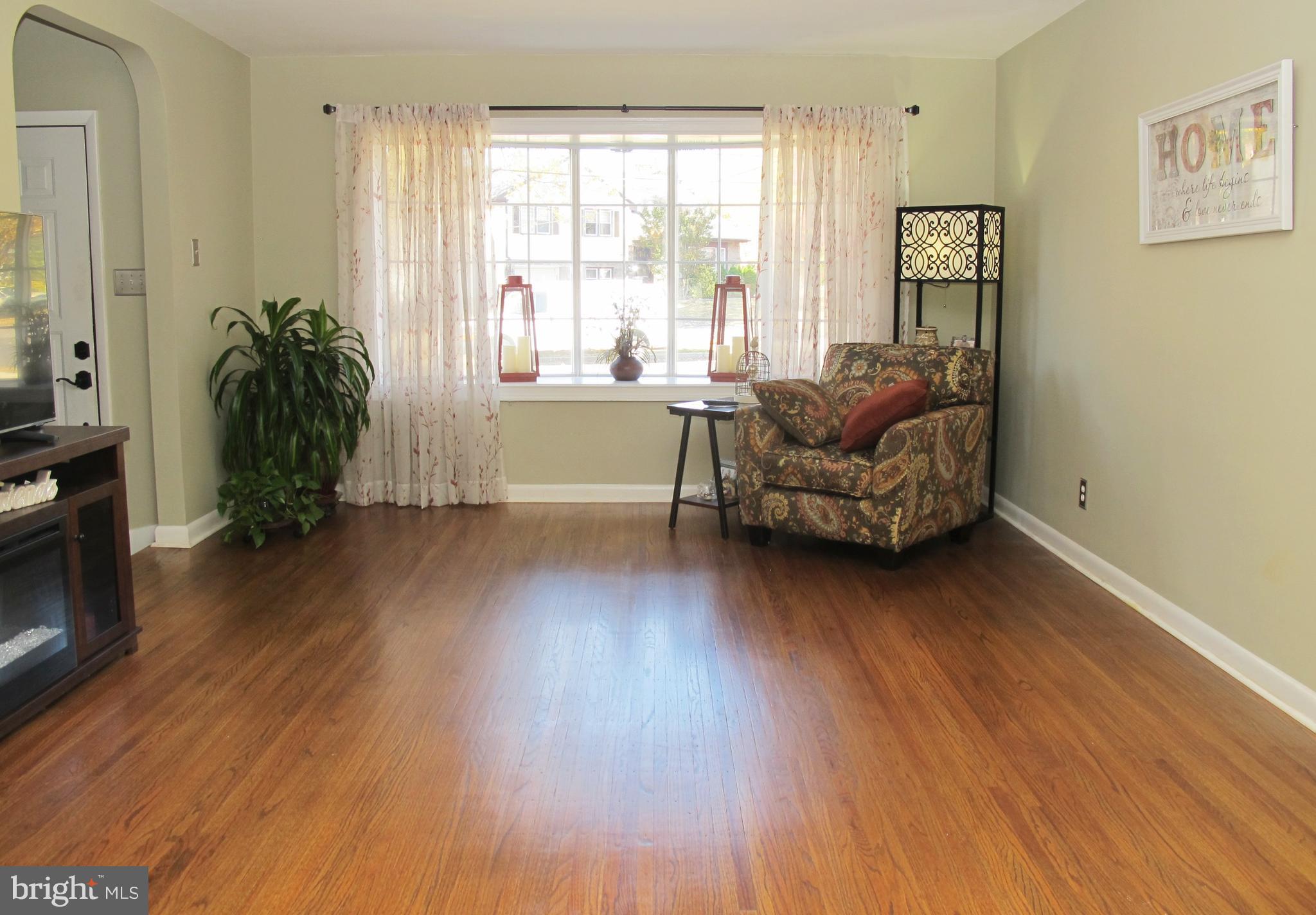 494 Arbor Road Cinnaminson, NJ 08077 - Photo 6 of 33 Expansive Living Rm