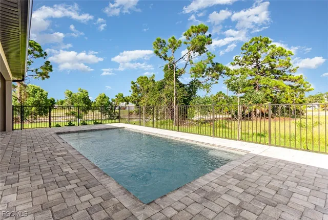 a view of a pathway with a yard