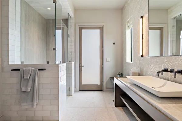 a view of entryway with washer and dryer