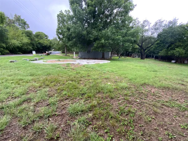 a view of yard with green space