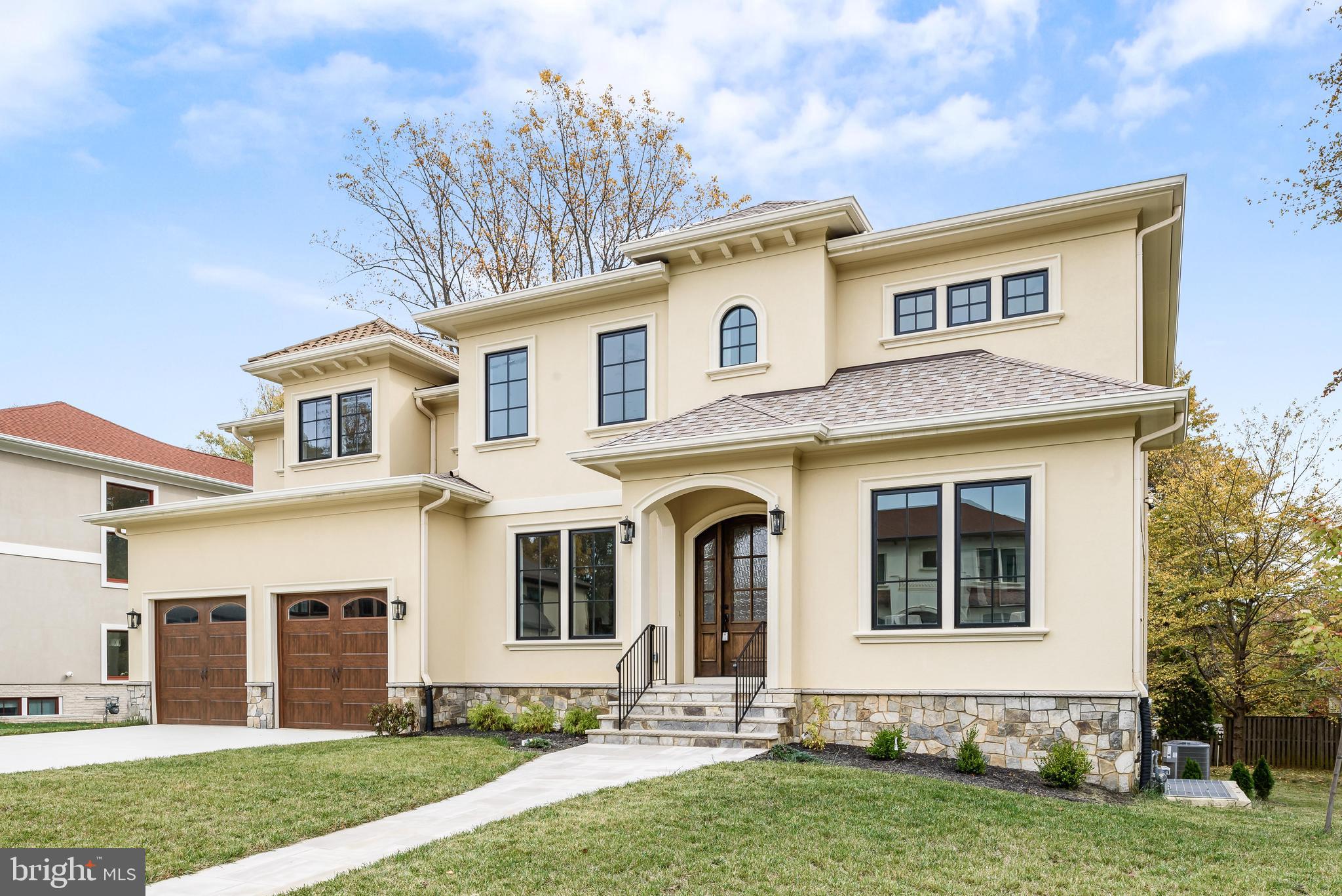913 Ninovan Road Southeast Vienna, VA 22180 - Photo 1 of 48 Gallery Image 1