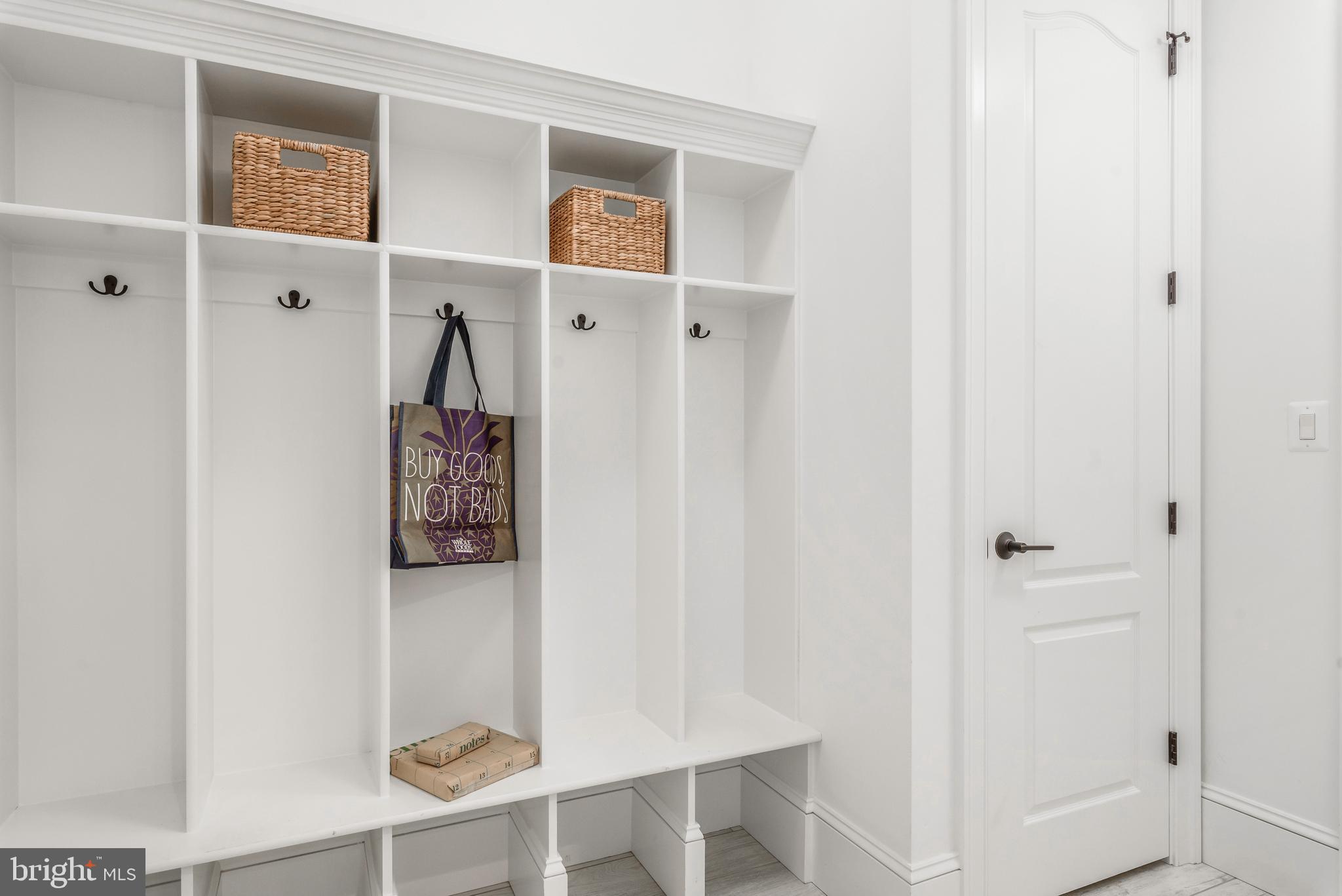 913 Ninovan Road Southeast Vienna, VA 22180 - Photo 19 of 48 Gallery Image 19