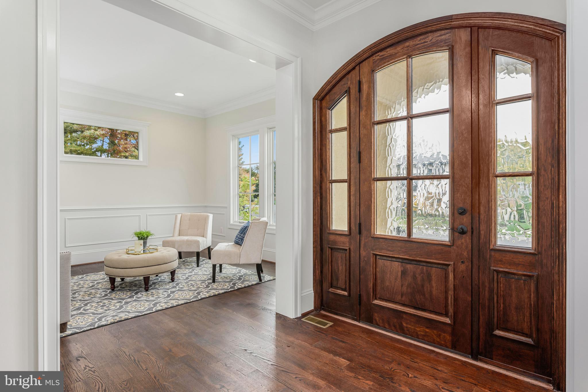 913 Ninovan Road Southeast Vienna, VA 22180 - Photo 5 of 48 Gallery Image 5