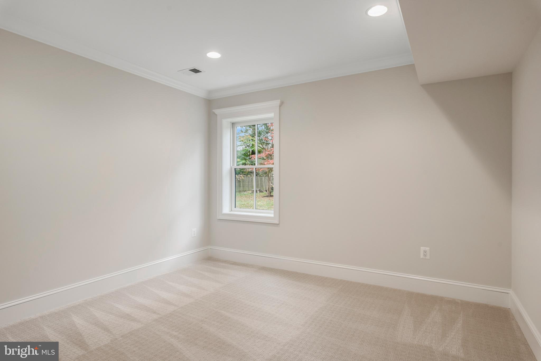 913 Ninovan Road Southeast Vienna, VA 22180 - Photo 44 of 48 Gallery Image 44