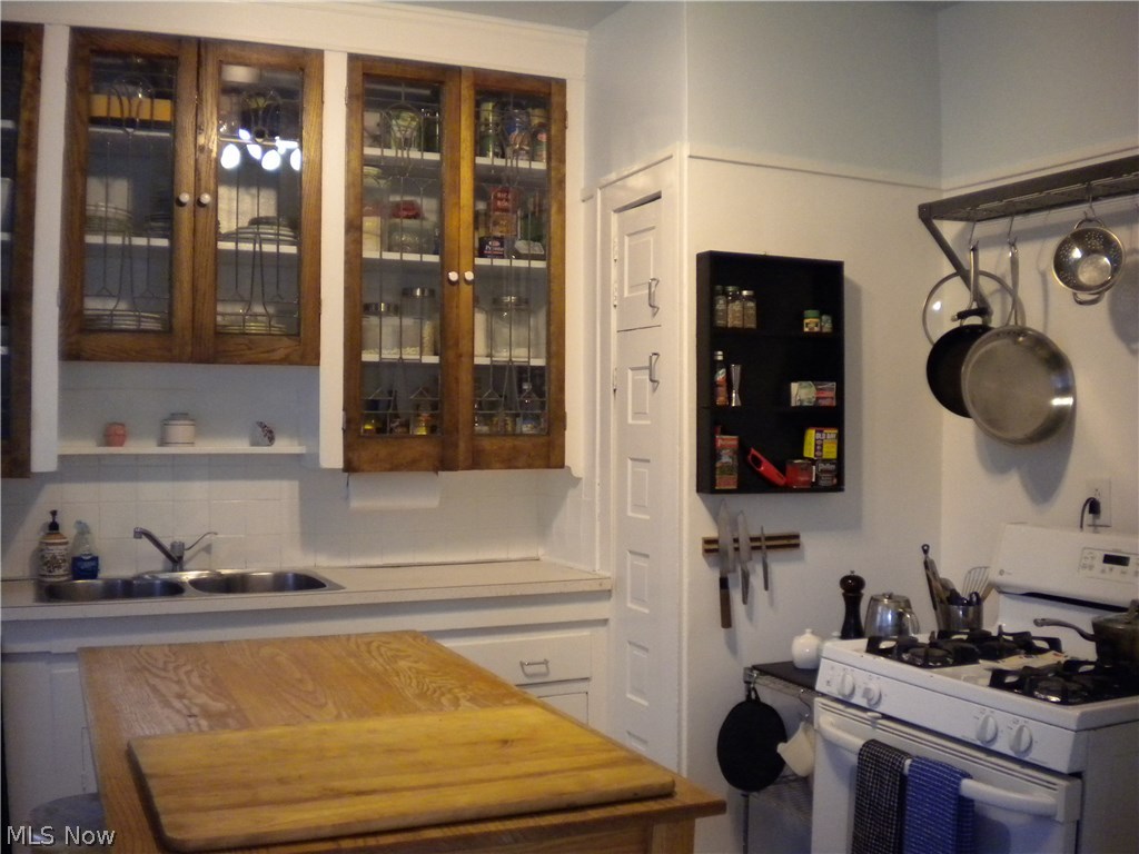 3044 Yorkshire Road Cleveland, OH 44118 - Photo 11 of 27 Gallery Image 11