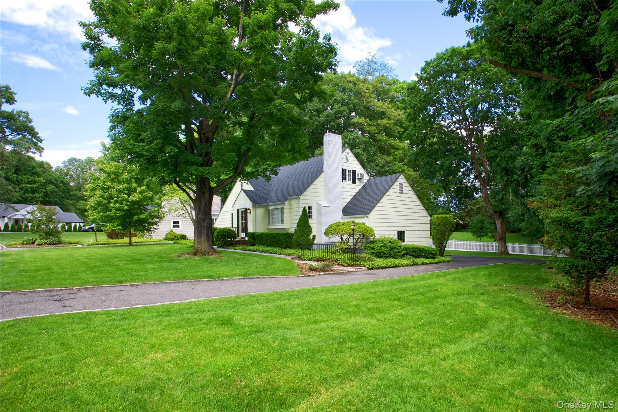 18 Old Farm Road East Hills, NY 11577 - Photo 1 of 24
