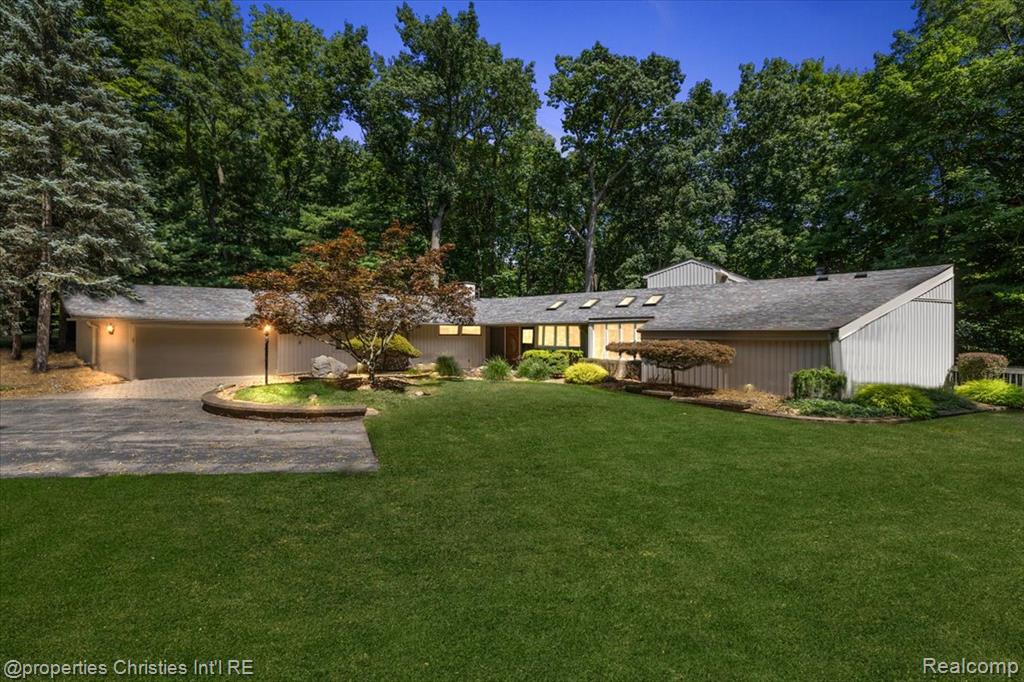 34448 Quaker Valley Road Farmington Hills, MI 48331 - Photo 1 of 42 Gallery Image 1