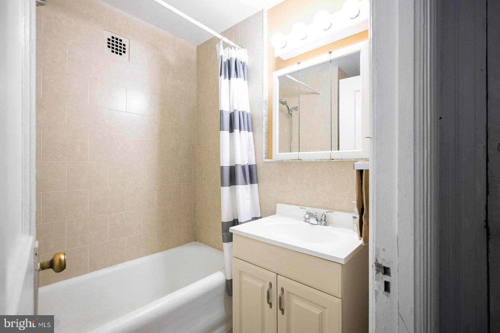 1324 Locust Street, Unit 309 Philadelphia, PA 19107 - Photo 13 of 38