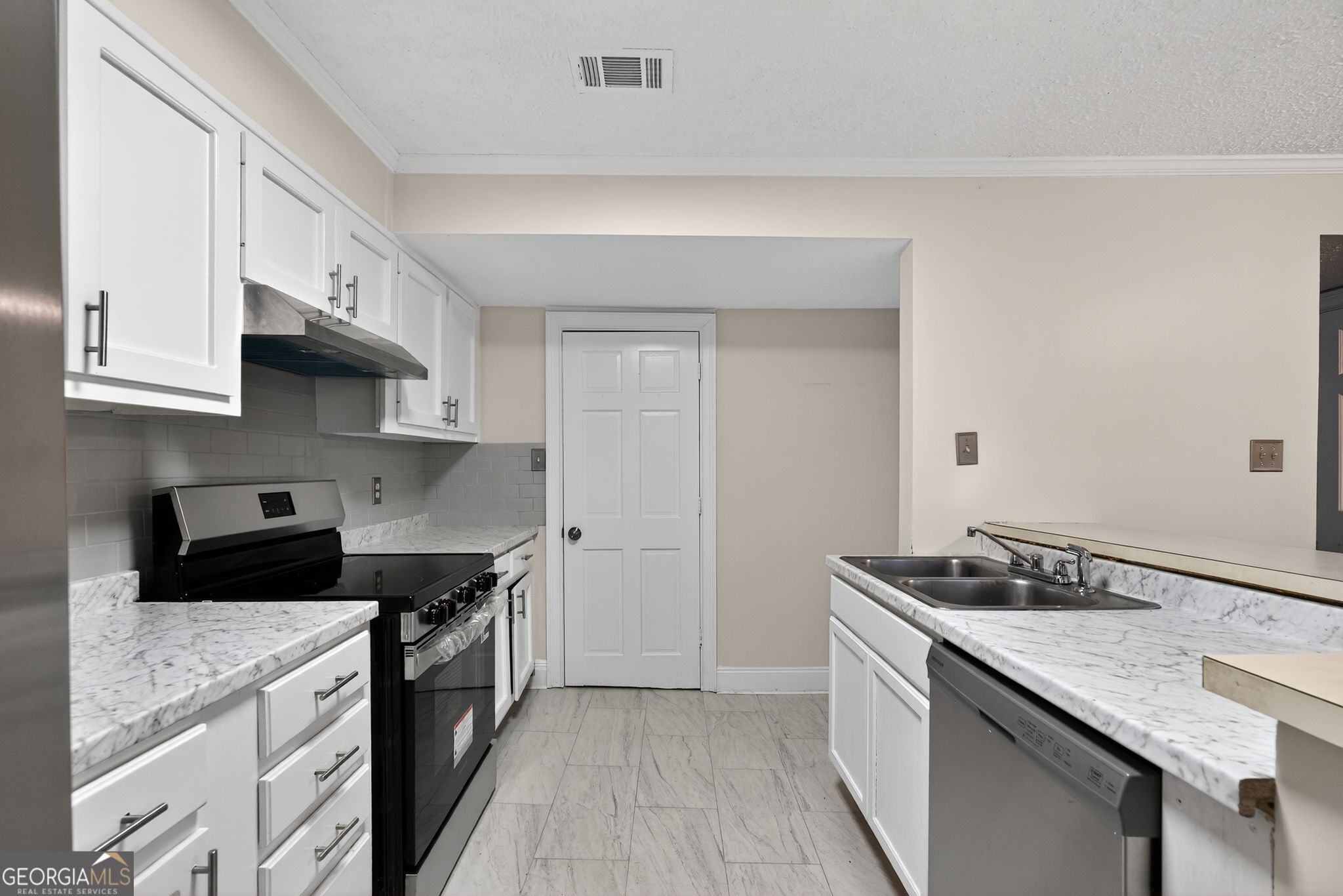 898 Chippendale Lane Norcross, GA 30093 - Photo 5 of 18 a kitchen with granite countertop a sink stove and cabinets