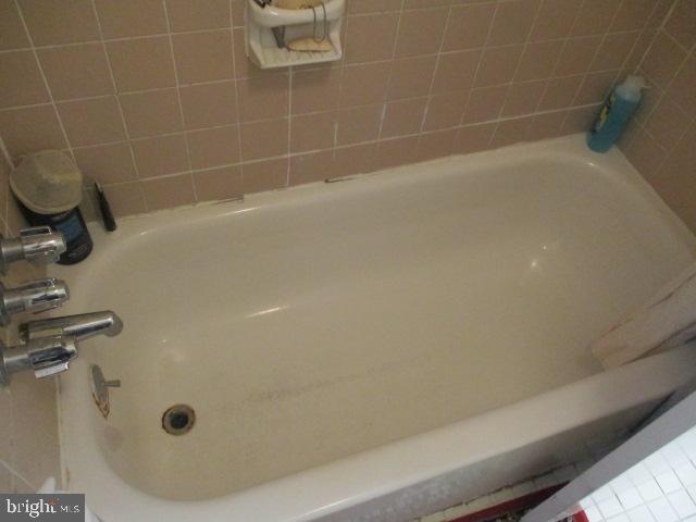957 Springfield Road Darby, PA 19023 - Photo 23 of 42 a bathroom with a bath tub