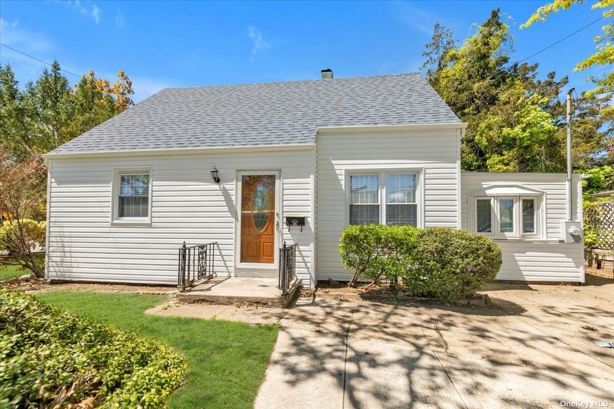 362 Mill Road Valley Stream, NY 11581 - Photo 1 of 1 a front view of a house with garden