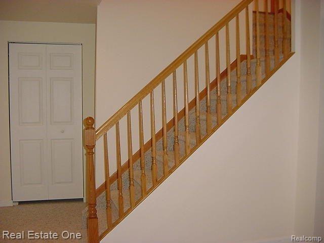 962 River Mist Drive Rochester, MI 48307 - Photo 16 of 18 Oak Railing